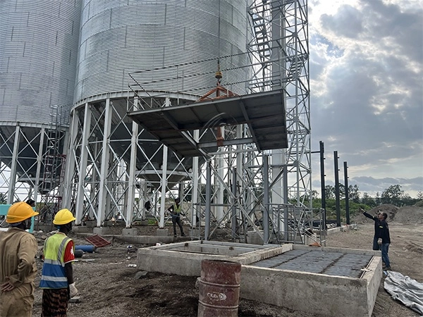 Installation_De_Grands_Silos_De_Stockage_Pour_Un_Projet_De_Production_D_Aliments