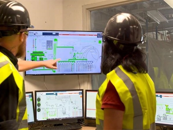Salle_De_Controle_D_Usine_D_Aliments_Avec_Systeme_Automatise_De_Surveillance_De_Production